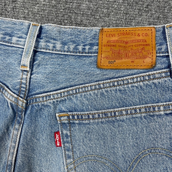 Levis 501 Light Wash Denim Cut Off Frayed Hem Shorts Womens Size 27 0925 - Picture 4 of 11